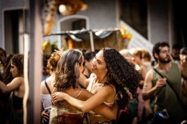 Two women dancing at the Fête de la Musique festival in Berlin 