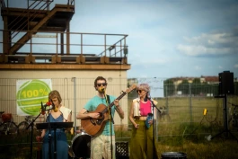 Performance by a three-piece musical group at the Fête de la Musique festival in Berlin 