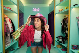 Women is posing in the Upside Down Berlin