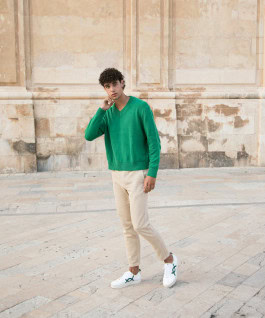 Man posing in Vesicsa Piscis Recycled Polyester Cotton Sneaker, Avesu