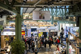 People walking around House of Food 2023