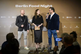 Michael Hetzinger and Alexandra Laubrinus perform on stage at Berlin Food Night 2024