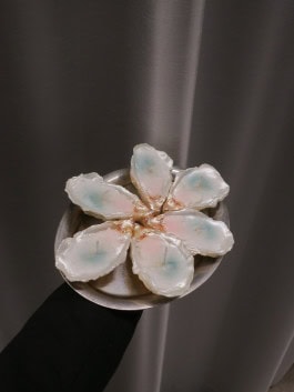 Photo of a candle in the form of a plate with oysters