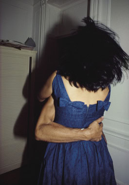 photo man hugging woman in dress