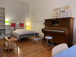 studio residencie with bed and piano in TAKT Berlin