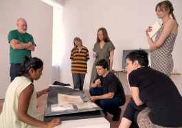 artists discuss in one of the artist residencies in Berlin - SomoS