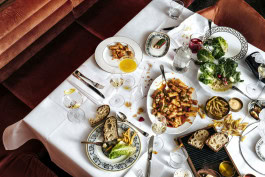 table with dishes in Papillon